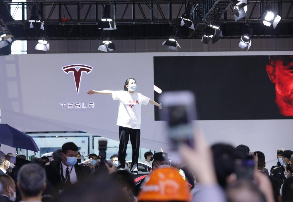 Tesla owner complaining about brake failure at Shanghai auto show released after five days in detention-CnEVPost